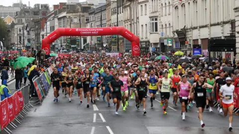 Run 4 Wales Hundreds of runners go under the starting banner outside Cardiff Castle on Sunday 6 October 2024