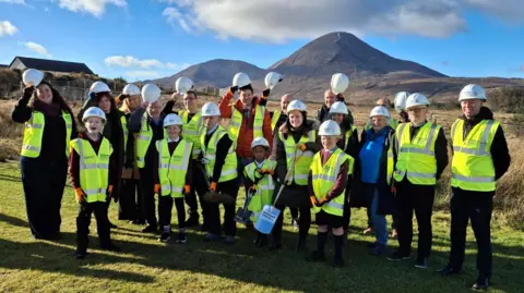 Willie Urquhart/West Highland Free Press Los alumnos de la escuela y los políticos locales se reúnen mientras comienzan las obras de una nueva escuela.