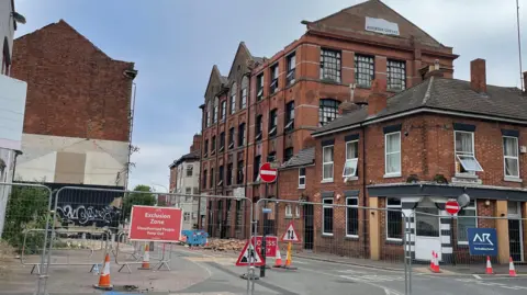 Las calles fueron cortadas tras el derrumbe parcial de un antiguo edificio industrial en Wharf Street South.