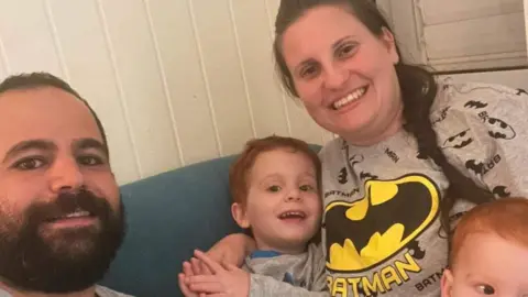 Family edition, the Bibas family - 32 -year -old Shiri Bibas, her husband, 34 years old, and two young children, 4 and 10 -month -old Kfir Bibas - sat on a couch sitting on a couch and smiling, Shiri Bibas, 32 -year -old Shiri Bibas picture - Smalling. Or