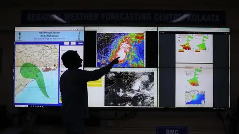 Getty Images Un científico del Departamento Meteorológico de la Organización Científica del Sistema Terrestre de la India muestra una sección de la pantalla que muestra la posición del ciclón Dana a los medios de comunicación en su oficina en Calcuta, India, el 23 de octubre de 2024. Foto de Rupak De Chowdhuri /NurPhoto vía Getty Images