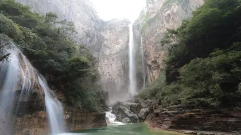 Yuntai Mountain Net A picture of the waterfall