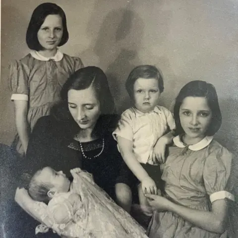 Jim Gully A 1940 black and white family potrait of the Dowager Viscountess Selby with her four children Xandra, Audrey, Michael and Edward.