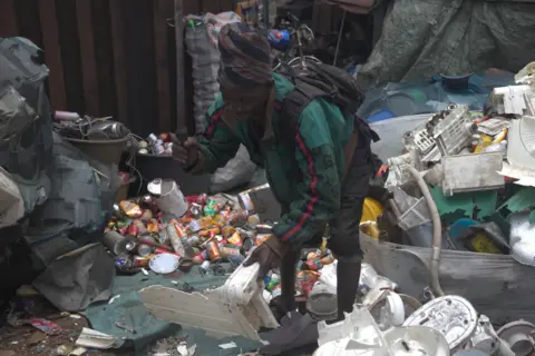 Seorang pekerja di tempat pembuangan sampah Agbogbloshie.