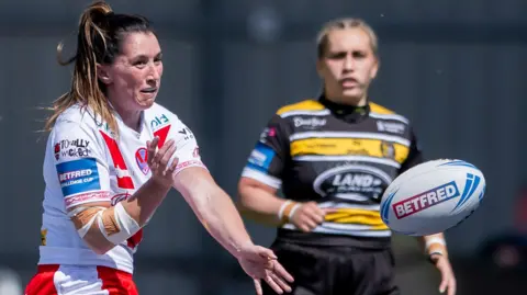 St Helens' Faye Gaskin throws a pass