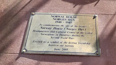 A brass plaque commemorating Norway House in Dumfries saying it was "erected as a symbol of the lasting friendship between our nations".