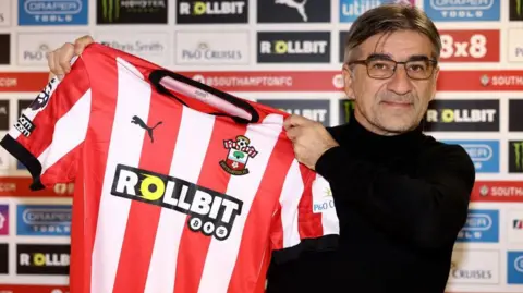 Ivan Juric holding up Southampton top