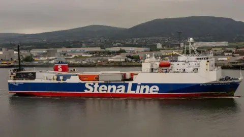 Peter Titmuss/UCG/Universal Images Group via Getty Images Sebuah feri Stena Line sedang berlayar di Sungai Lagan, Pelabuhan Belfast, Irlandia Utara