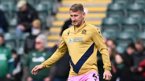 Kyle McFadzean warming up in Blackburn colours