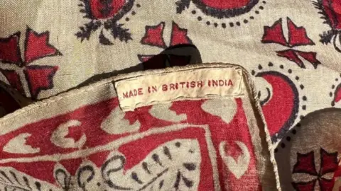 赫伯特家族印有英属印度标签的围巾