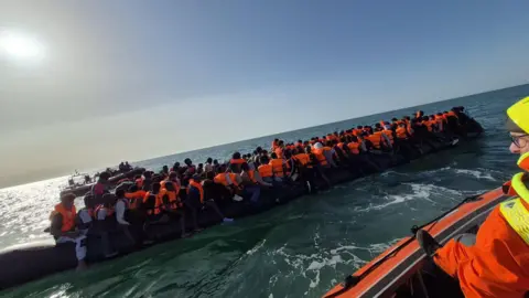 El 'Superbarco' 'Mega Lancha' del SNSM con un grupo de migrantes a bordo de una embarcación que parte de Francia.