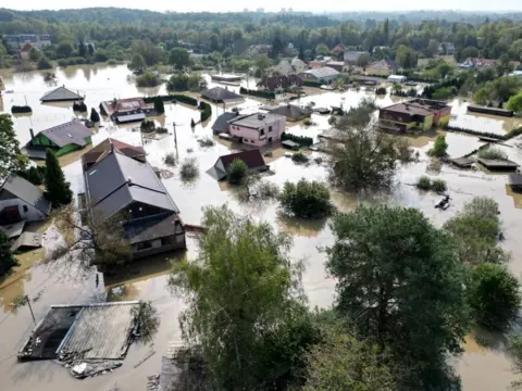 Reuters Pemandangan drone menunjukkan daerah yang terkena banjir di Ostrava, banyak rumah terendam seluruhnya atau hingga lantai dua