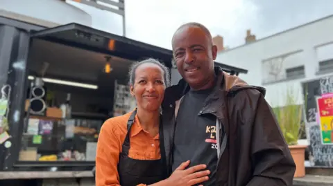 Yared Markos y Almaz Haile parados frente a la cafetería.