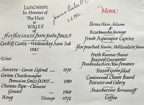 Family photo The menu from 2 June 1982, signed by the Pope. 