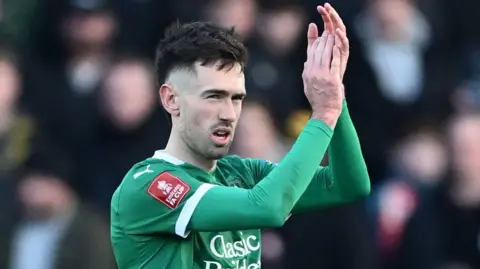 Ryan Hardie applaus Plymouth fans