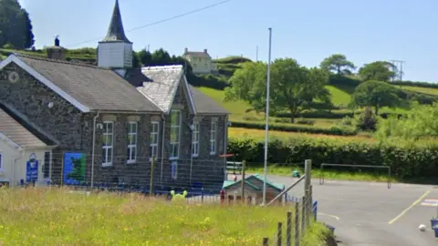 Google The outside of Ysgol Llanfihangel-y-Creuddyn