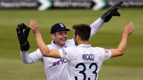 Mark Wood celebrates a wicket with Jamie Smith