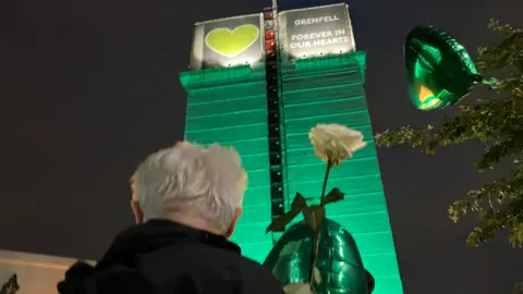 BBC Balloons are fto  spell  from the bottommost  of Grenfell Tower, arsenic  acheronian  falls