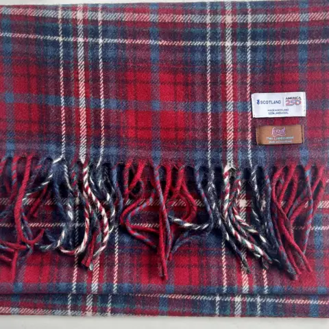 Heriot-Watt University A scarf has been woven in the US 250th anniversary tartan colours of red, blue and white.