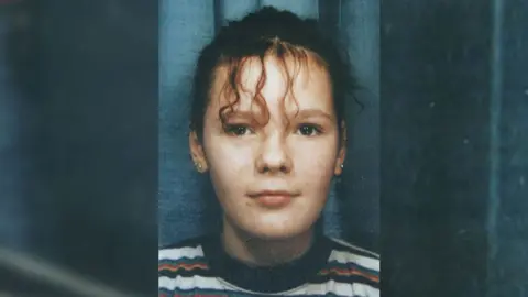 PA Media Una fotografía estilo pasaporte en primer plano de Lindsay Rimer con el pelo rizado recogido, que se cree que fue tomada cuando tenía alrededor de 13 años.
