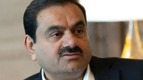 Getty Images Gautam Adani, ketua Adani Group, saat wawancara Bloomberg Television di kantor pusat perusahaan di Ahmedabad, Gujarat, India, pada hari Sabtu, 25 Mei 2024. Gautam Adani mengatakan dia akan mengalihkan kendali kepada keturunannya pada awal tahun 2030-an.