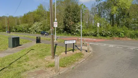 A road sign that reads Grayson Road on a street corner