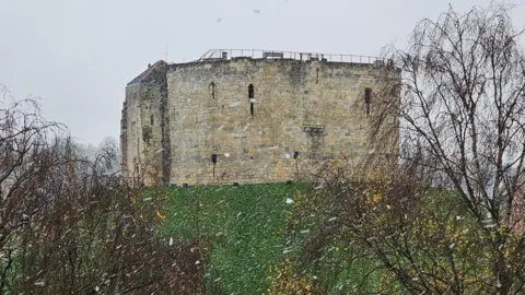 Weather Watchers/Gryning A view of Cliffords Tower in York with snow falling