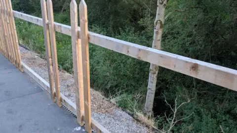 Ferrocarril de Churnet Valley: Una valla de madera clara ha sido desmantelada en gran parte, quedando en pie solo un puñado de pilares.