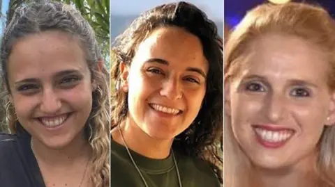 Folletos familiares Fotografía compuesta de tres mujeres. De izquierda a derecha: Romi Gönen, Emily Damari y Doron Steinbrecher