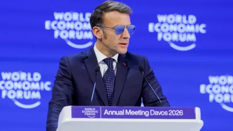Reuters Il presidente francese Emmanuel Macron indossa occhiali da sole mentre partecipa al forum economico di Davos