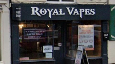 Royal Vapes shop in Warwick