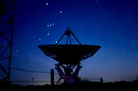 BBC Weather Watchers/Langy The silhouette of Kinnerley Radio Telescope can be seen against the dark starry sky