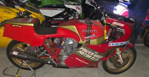 O FBI é uma motocicleta. É vermelho e diz Ducati