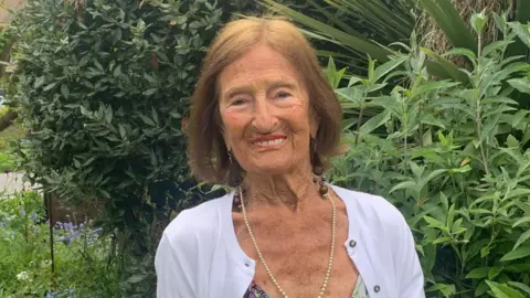 Lesley Tomlinson Dinkie Flowers