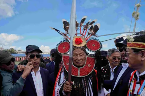 O líder do Conselho Nacional Socialista de Nagaland (Isak-Muivah) da AP, Thuingaleng Muivah, sendo recebido em seu retorno à sua aldeia natal de Somdal após cinquenta anos, em Ukhrul na quarta-feira