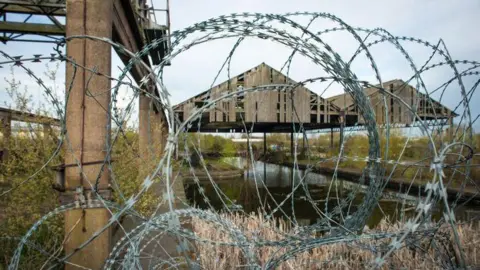 Getty Images A view of a derelict site, taken in 2022, near the Wolverhampton Steel Terminal  at Chillington Wharf in Wolverhampton. There is a structure in poor repair and barbed wire.