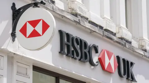 رویترز بانک HSBC در کاونت گاردن، لندن.