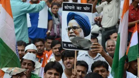 AFP Seorang aktivis dari India Melawan Korupsi (IAC) mencap gambar Manmohan Singh sebelum berjalan menuju kediaman Perdana Menteri di Delhi pada 26 Agustus 2012