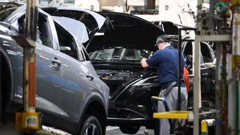 一名員工在日產桑德蘭工廠的生產線上操作日產逍客汽車