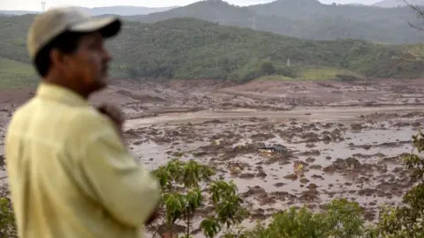 Getty Images Ein Mann betrachtet am 6. November 2015 die Stelle eines Dammeinsturzes im Dorf Pinto Rodrigues in Marianas im Bundesstaat Minas Gerais im Südosten Brasiliens.