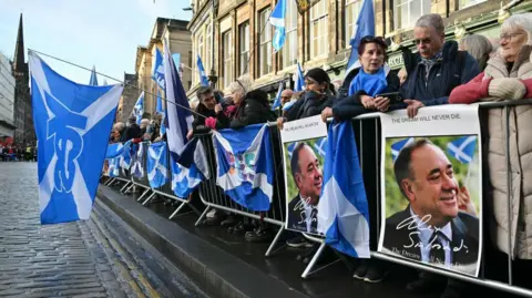 Crowds with saltires and pictures of Salmond lined the Royal Mile in Edinburgh for the memorial service