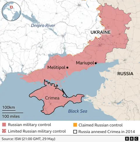 Mapa mostrando áreas da Ucrânia sob a ocupação russa, que é a Crimeia e um corredor ao longo da fronteira do Sudeste com a Rússia, abrangendo Melitipol e Mariupol.