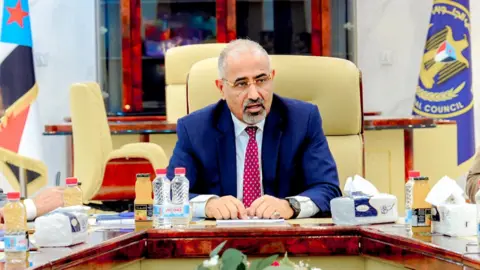 Foto de arquivo da Reuters mostrando Aidarous al-Zubaidi, líder do Conselho de Transição do Sul (STC) do Iêmen, presidindo uma reunião em Aden, Iêmen (26 de fevereiro de 2025)