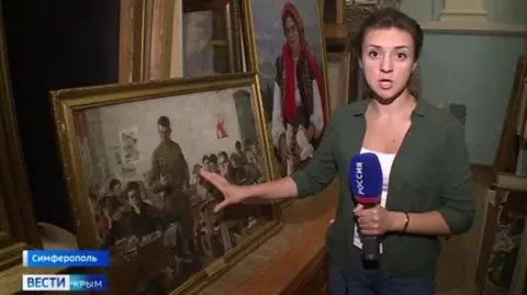 La televisión estatal rusa La televisión estatal rusa muestra algunas de las pinturas extraídas del Museo de Arte de Kherson