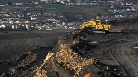 Getty Una excavadora vigila la mina Ffos-y-Fran