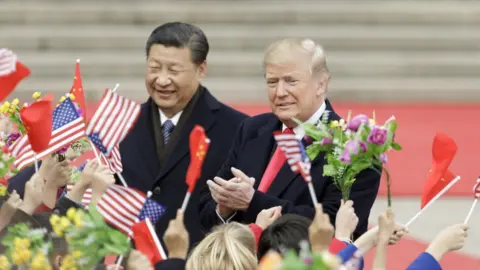 Getty Images Dönemin ABD Başkanı Donald Trump ve Çin Devlet Başkanı Xi Jinping, 2017 yılında Pekin'de düzenlenen bir törende.