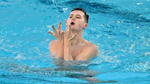 Ranjuo Tomblin during his routine in Paris