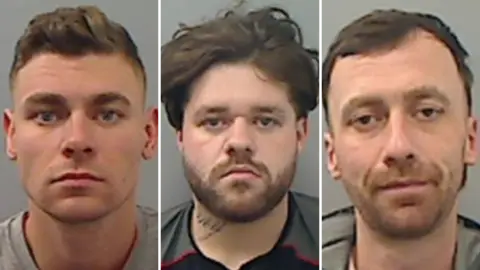 Fotos policiales de Caldwell, Hall y Simpson en Cleveland. Caldwell está bien afeitado y tiene el pelo corto y castaño. Hall tiene barba oscura y el pelo oscuro, espeso y desaliñado, además de un tatuaje en el cuello. Simpson tiene barba incipiente pelirroja y el pelo corto y oscuro.