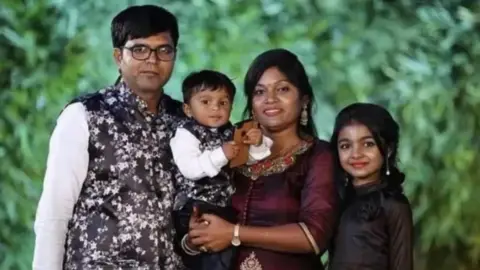 Jagdish Patel, 39, Vaishailben Patel, 37, dan anak-anak mereka Vihangi, 11, dan Dharkmik, 3, meninggal karena paparan dingin yang sangat dingin di Manitoba, Kanada.