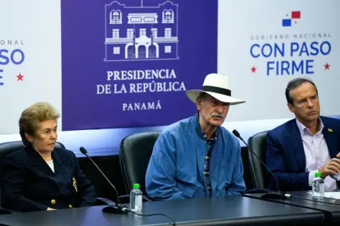 Getty Images Former Mexico's President Vicente Fox (C) speaks next to Former Panama's President Mireya Moscoso (L) and Former Bolivia's President Jorge Quiroga during a press conference at the Presidential Palace in Panama City on July 26, 2024. 